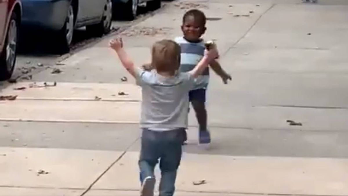 El abrazo de dos niños de dos años que se ha vuelto viral en las redes sociales