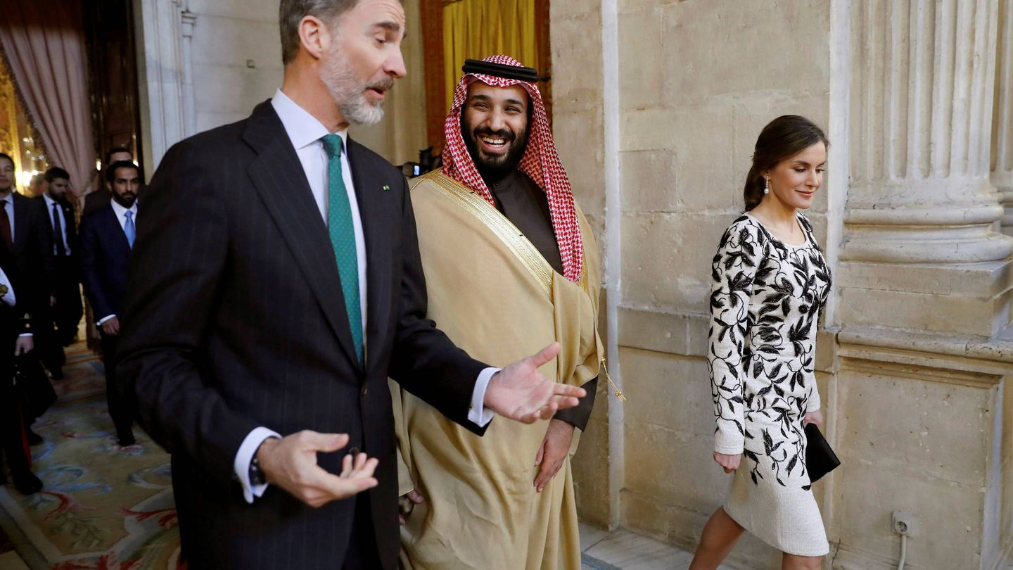 El rey Felipe, la reina Letizia y Mohamed bin Salman antes de un almuerzo en el Palacio Real, el 12 de abril de 2018. (Reuters)