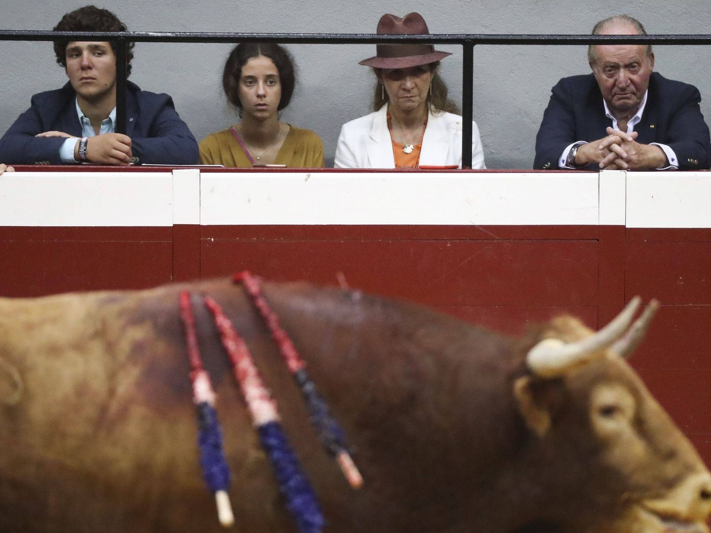 El rey Juan Carlos junto a su hija y sus nietos en una tarde de toros celebrada en Valladolid. (EFE)