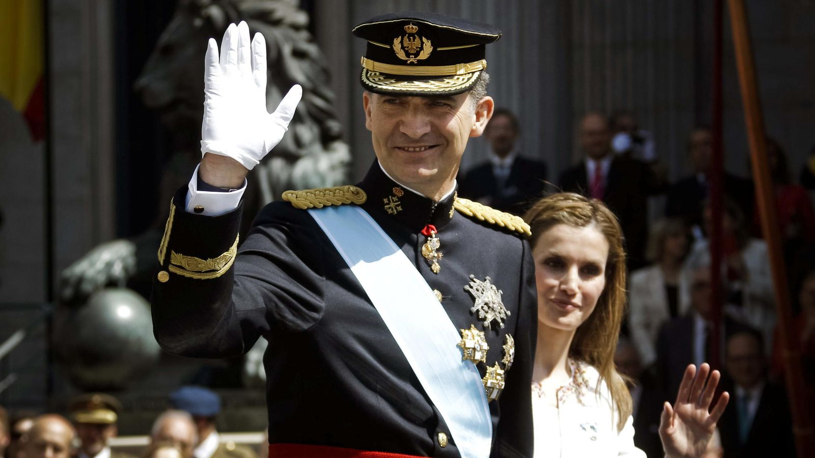 Foto: El rey Felipe VI preside a las puertas del Congreso el primer desfile militar tras su proclamación. (EFE)