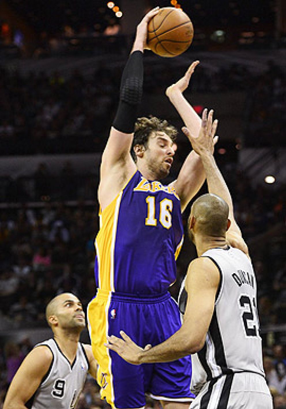 Foto: Ginóbili da una lección de baloncesto y lleva al triunfo a los Spurs ante los Lakers