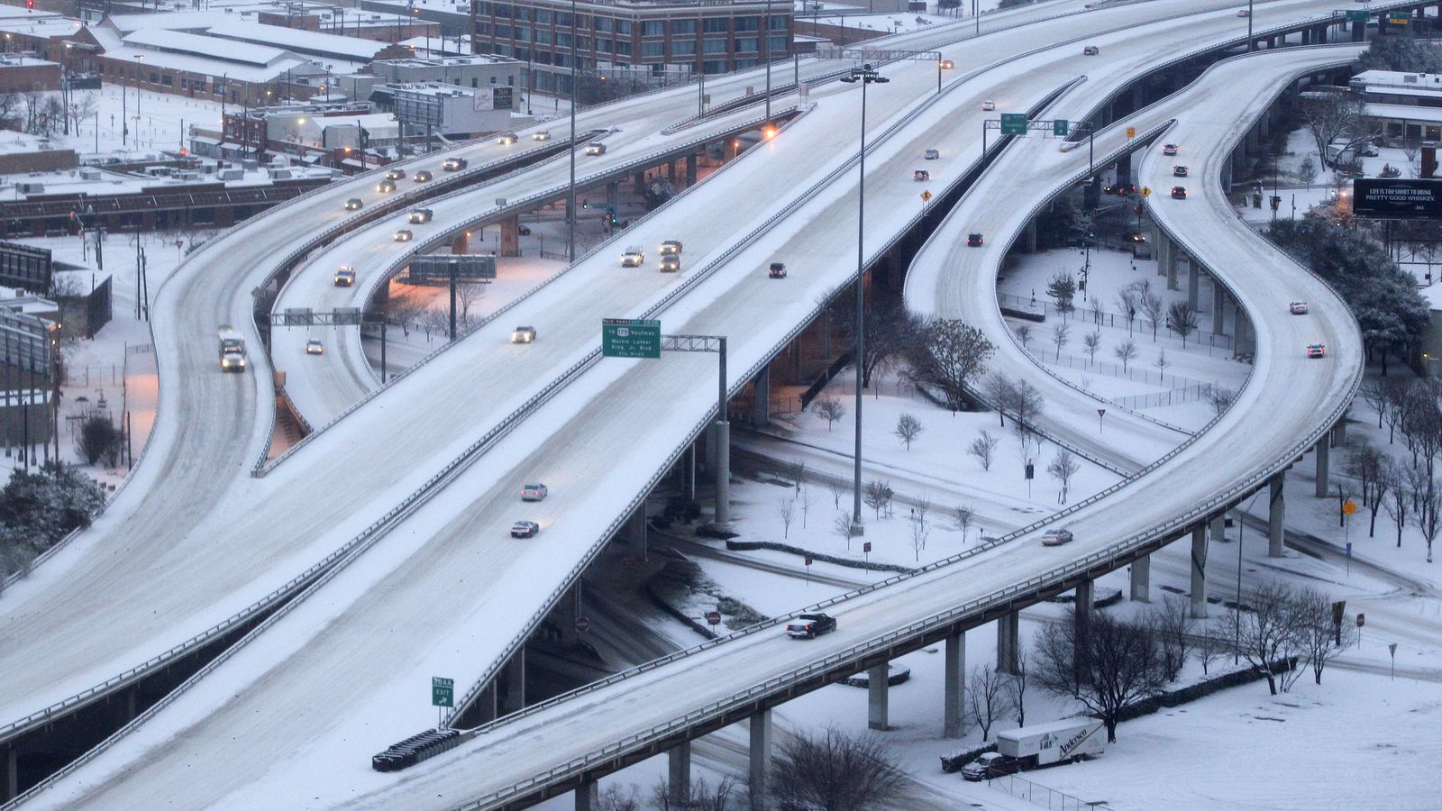 Foto: Fotografía de archivo de una autopista cubierta de nieve en Dallas. (Reuters)