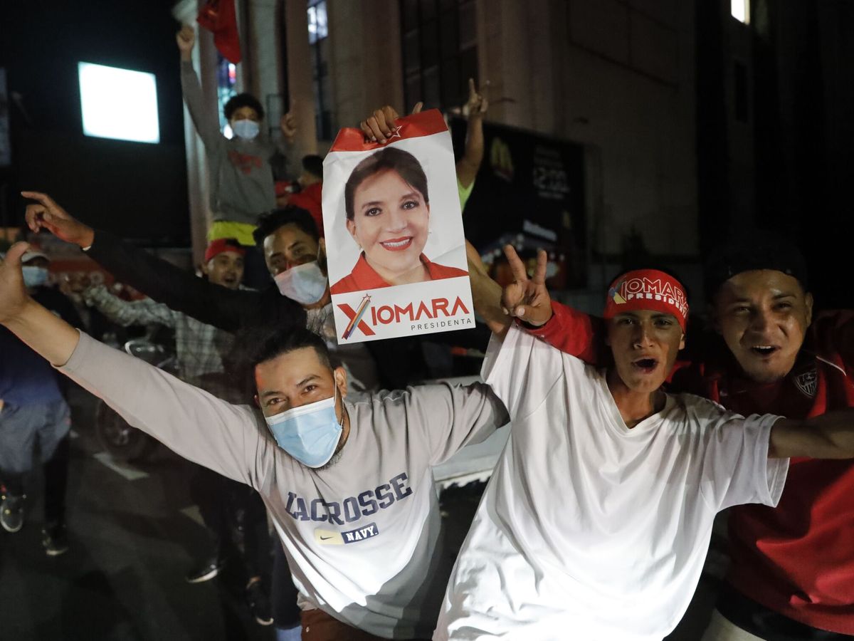 Foto: Simpatizantes de la candidata presidencial Xiomara Castro celebran los resultados parciales (EFE/Gustavo Amador)