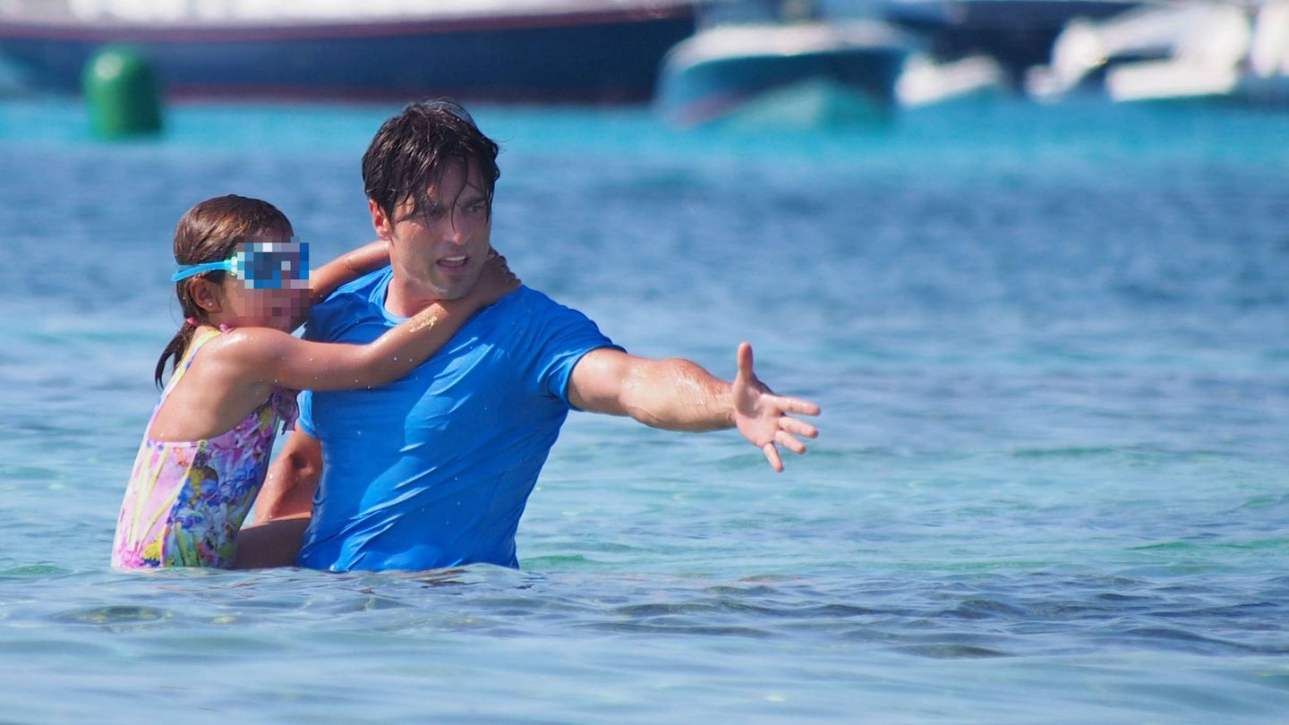 Bustamante bañándose con camiseta en aguas de Formentera. (Gtres)