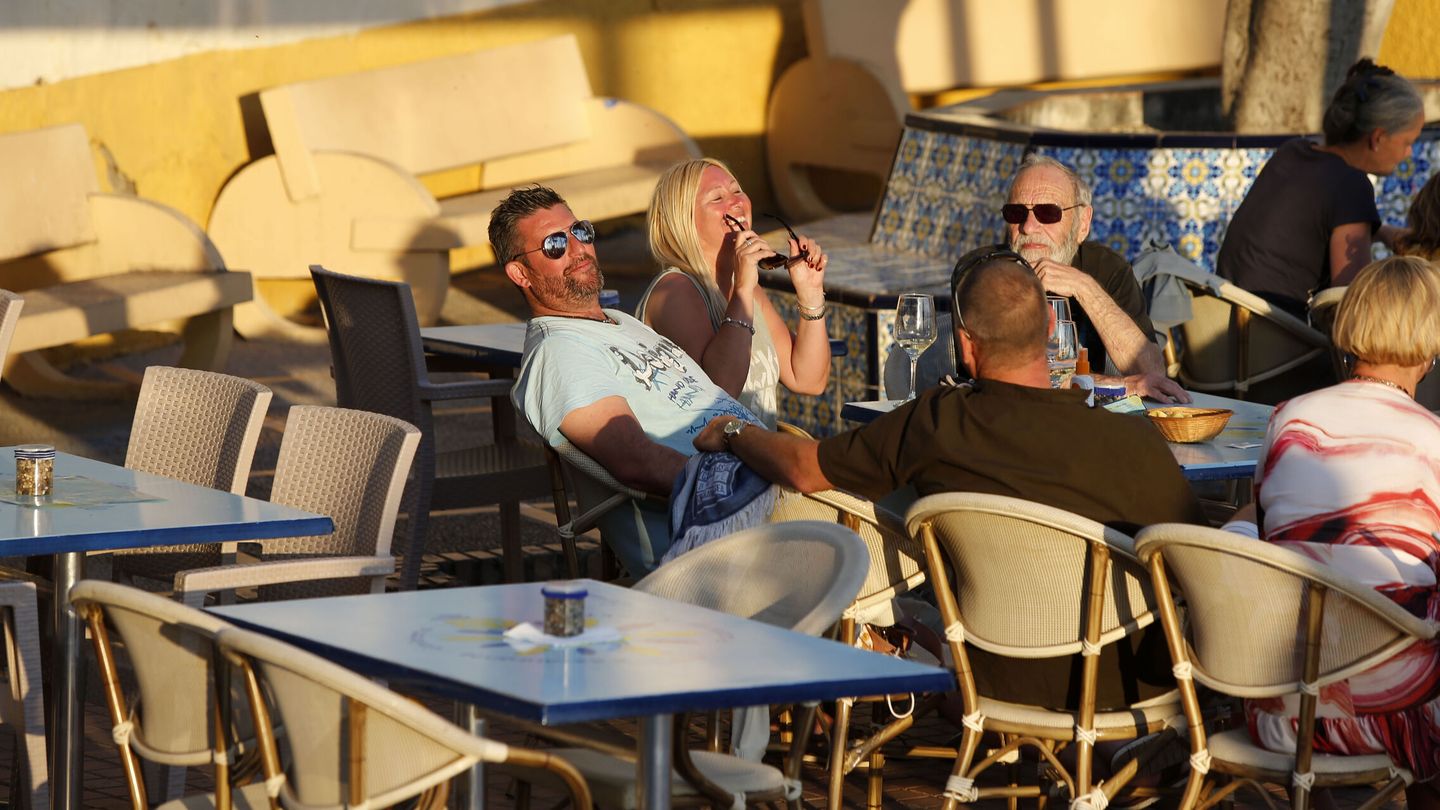 Varios turistas disfrutan en una terraza de Benidorm. (EFE/Manuel Lorenzo)