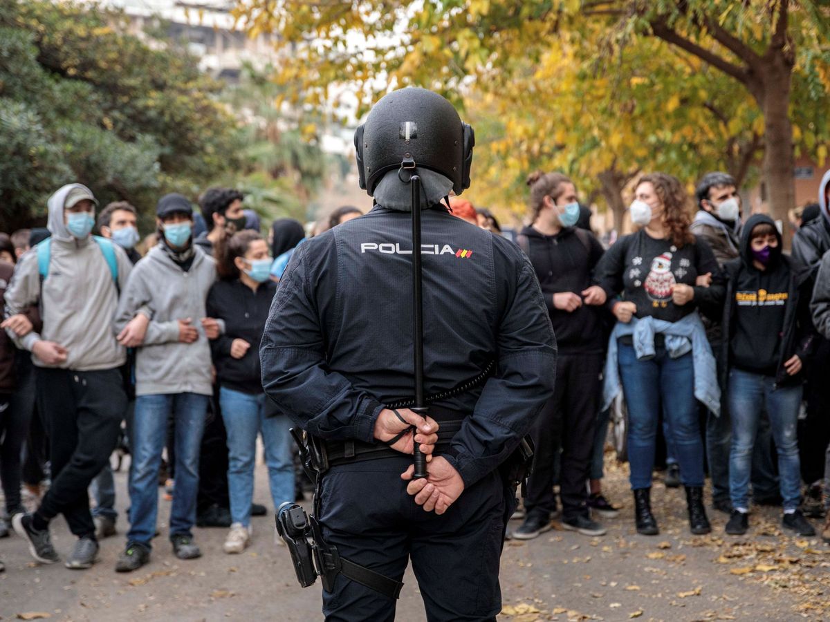 Foto: Un policía naciona durante una actuación en Valencia. (EFE)