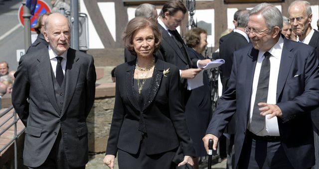 El rey Simeón, la reina Sofía y el rey Constantino, en un funeral en 2013. (Getty)