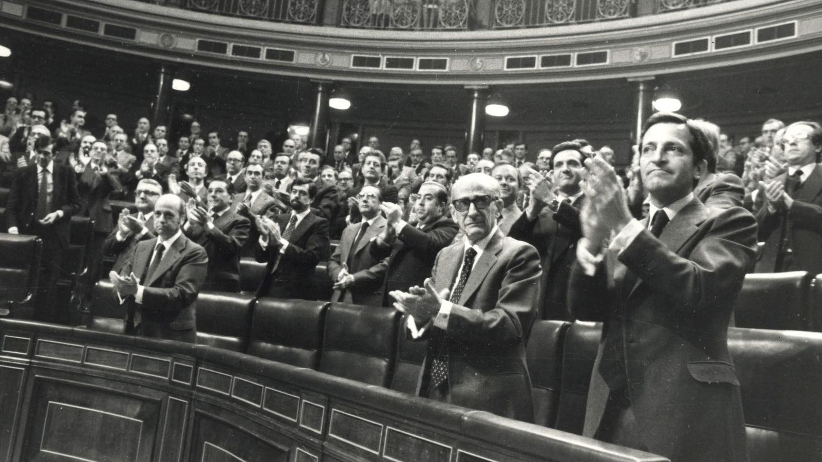 Foto: Adolfo Suárez y varios diputados aplauden la aprobación de la Constitución de 1978. (Efe)