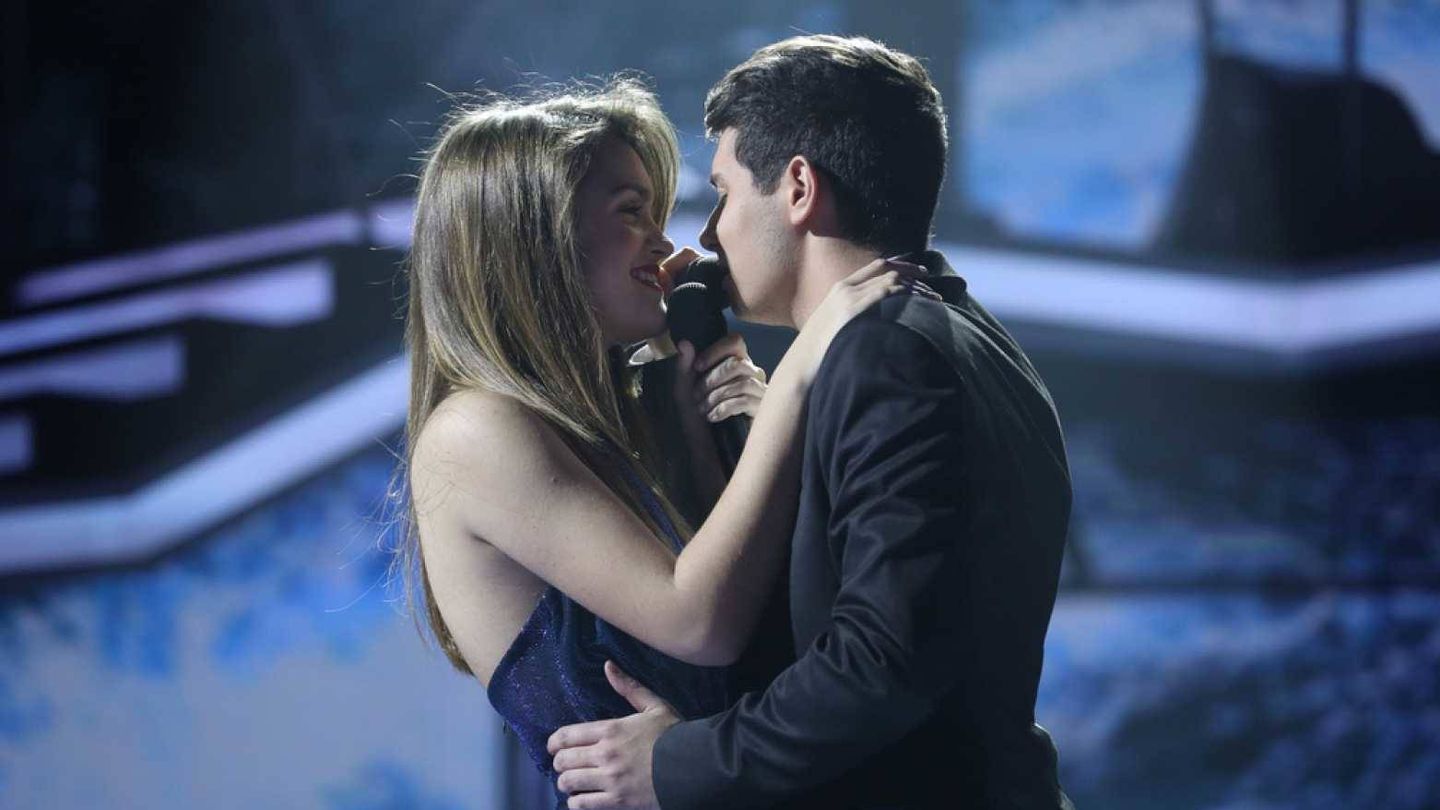 Amaia y Alfred, durante la actuación de 'Tu canción' en 'OT 2017'. (RTVE)