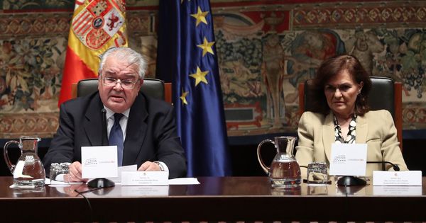 Foto: El presidente del Tribunal Constitucional, Juan José González Rivas, junto a la vicepresidenta del Gobierno, Carmen Calvo. (EFE)