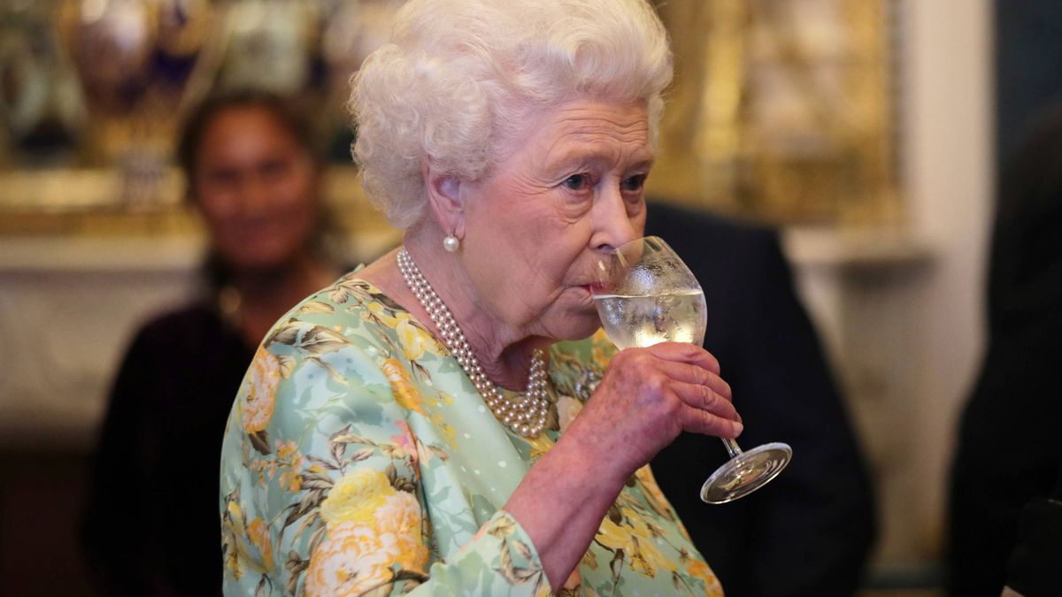 ¿Qué beben en la Casa Real inglesa? Estas son las bebidas alcohólicas preferidas de los royals dentro y fuera de 'The Crown'