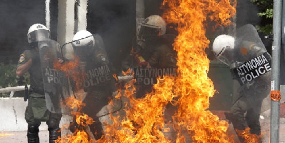 Foto: Tres muertos en Grecia por un incendio provocado por los manifestantes