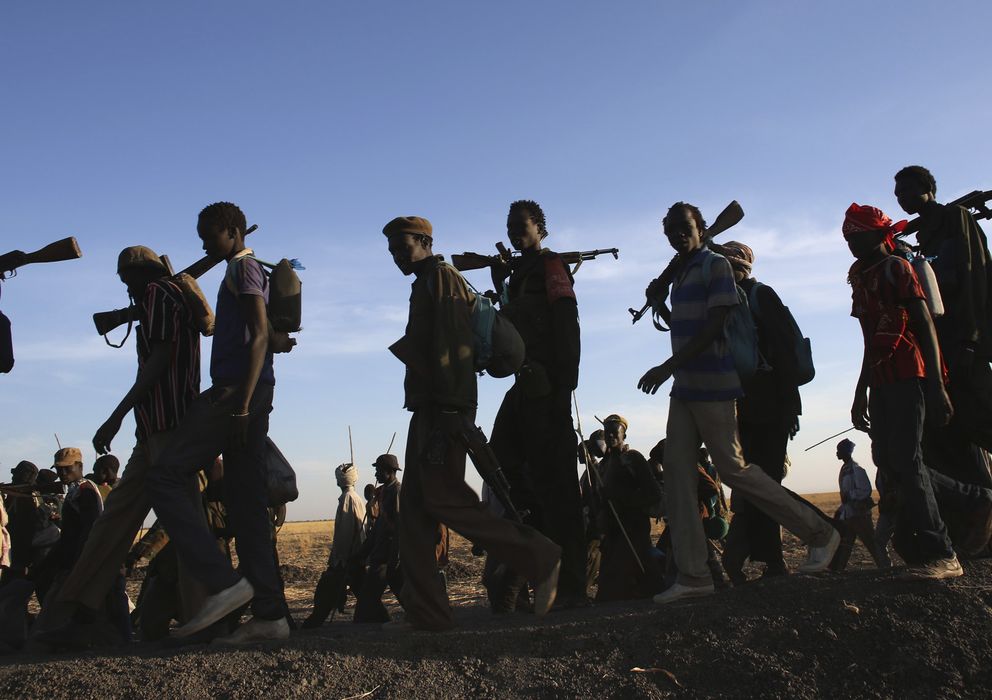 Foto: Combatientes rebeldes caminan por un territorio en su poder en el Nilo Alto, Sudán del Sur, a mediados de febrero. (Reuters)