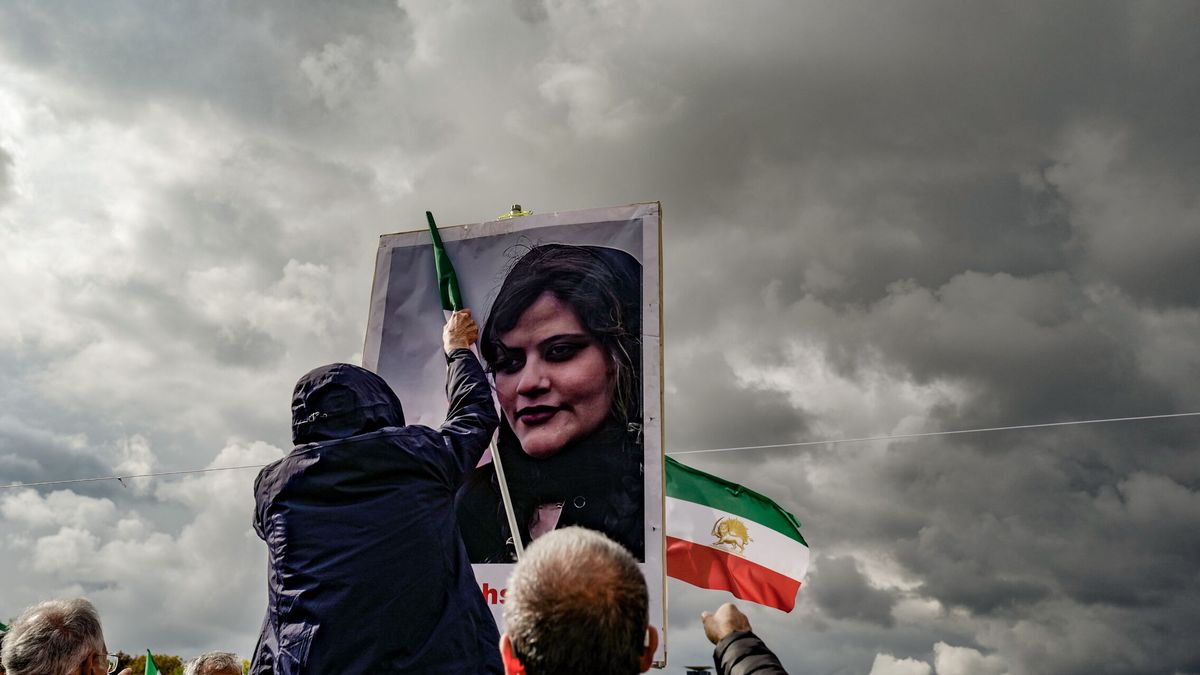 Llaman a las protestas en Irán tras el confuso anuncio de la supresión de la Policía de la Moral