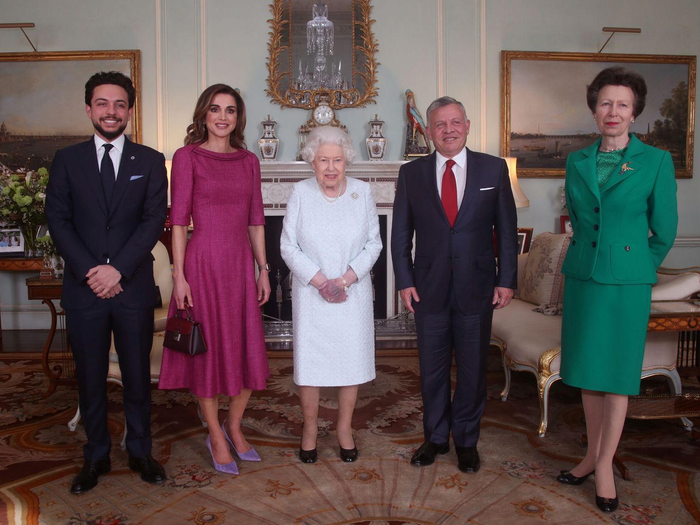 El príncipe Hussein, junto a sus padres, la reina Isabel y la princesa Ana en Buckingham. (Reuters)