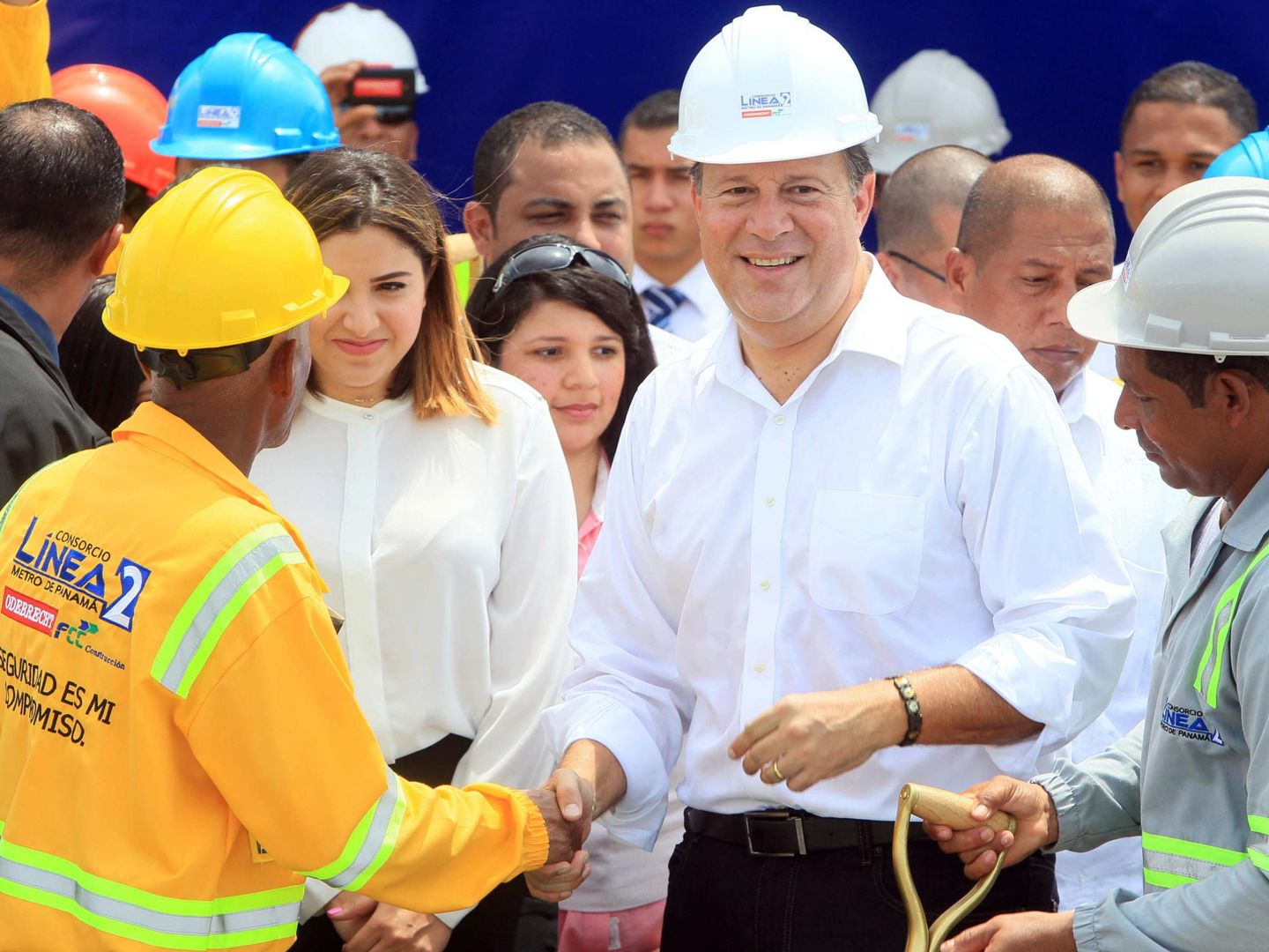 Juan Carlos Varela (c) inaugura en 2018 las obras de ampliación de la L2 del metro que realizaron FCC y Odebrecht. (EFE)