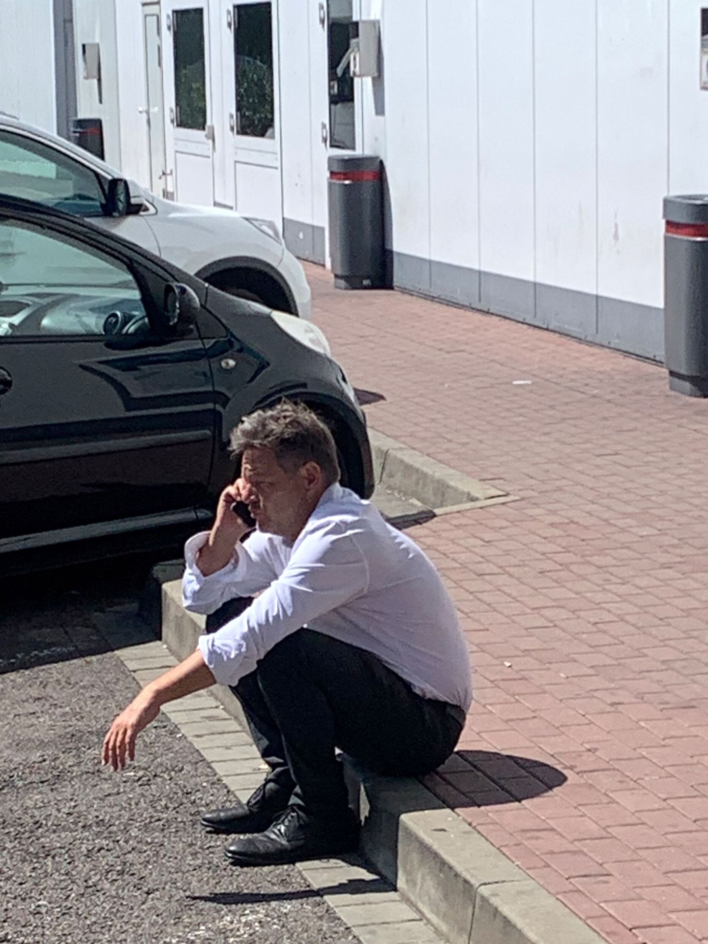 Robert Habeck hace una llamada mientras su coche reposta en una estación de servicio. (Reuters/Christian Kraemer)
