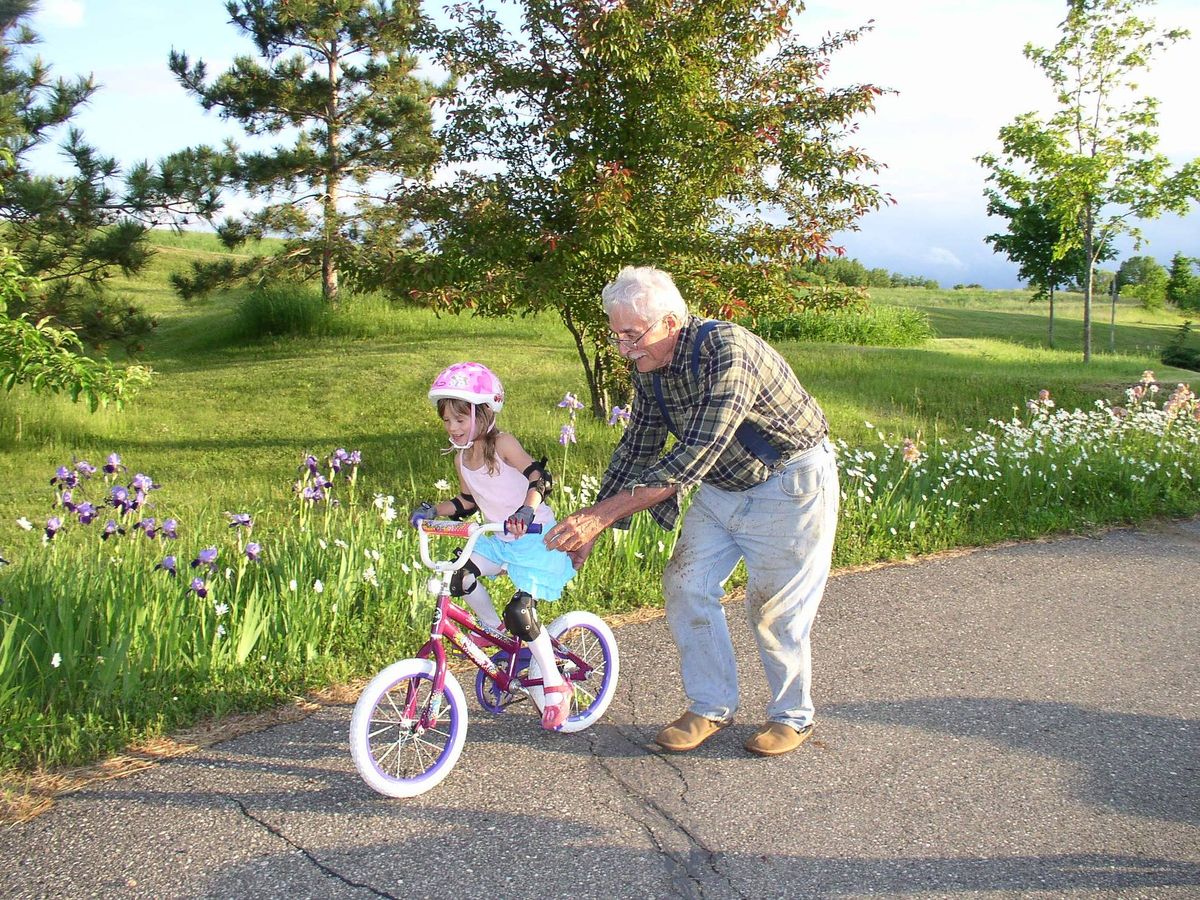 Foto: Un abuelo juega con su nieta en el parque. (Pixabay)