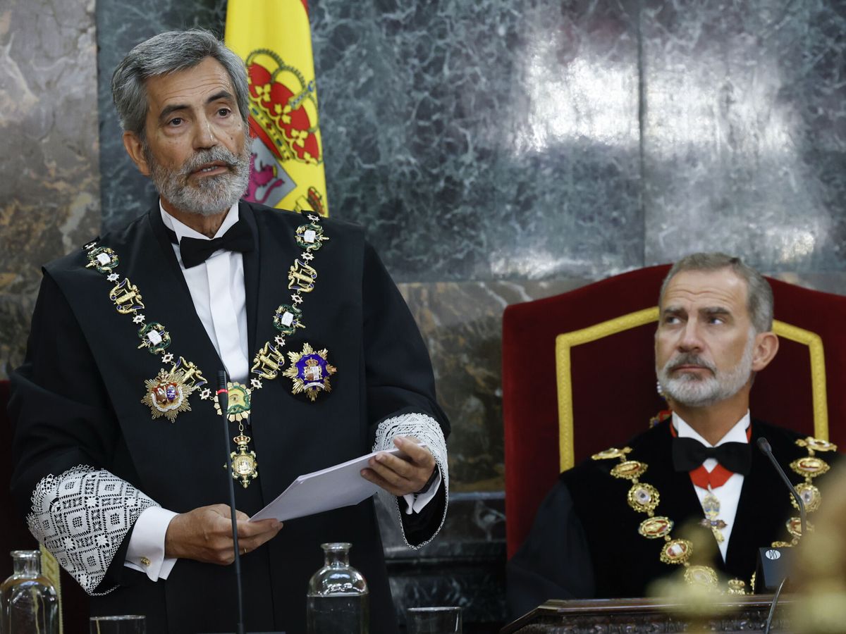Foto: El presidente del Tribunal Supremo, Carlos Lesmes (i), ante el rey Felipe. (EFE/Pool/J. J. Guillén)