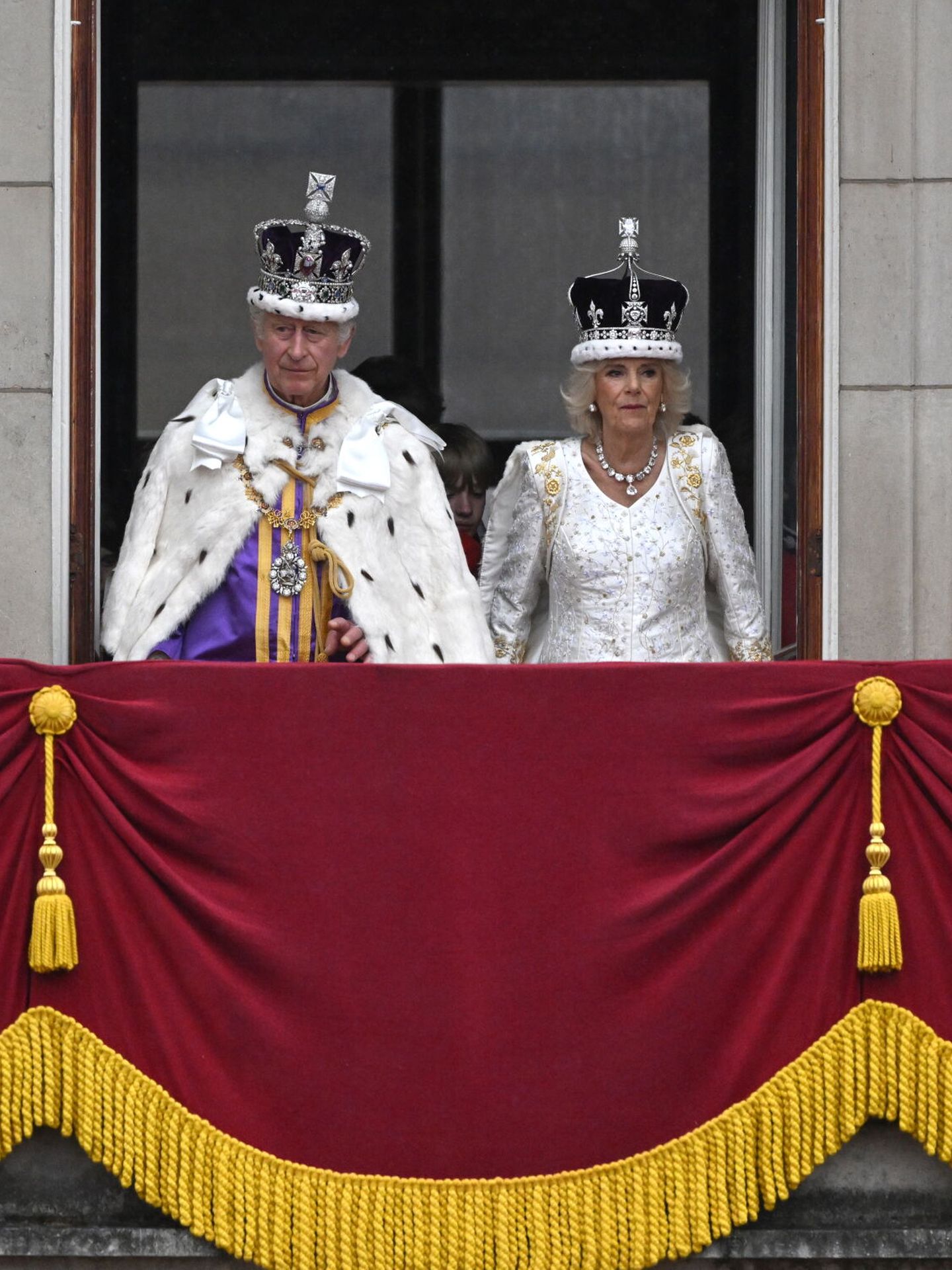Los reyes Carlos III y Camila, en el balcón del palacio de Buckingham. (EFE/Neil Hall) 