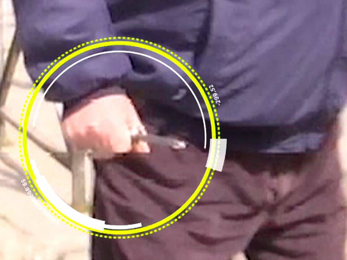 Foto: El hombre sacó una navaja del bolsillo con la que trató de apuñalar al reportero (Telemadrid)
