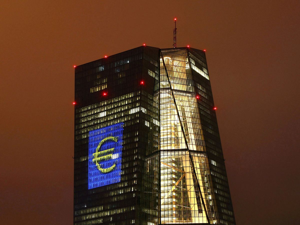 Foto: Sede del BCE en Fráncfort con el logo del euro iluminado en su fachada. (Reuters/ Kai Pfaffenbach)