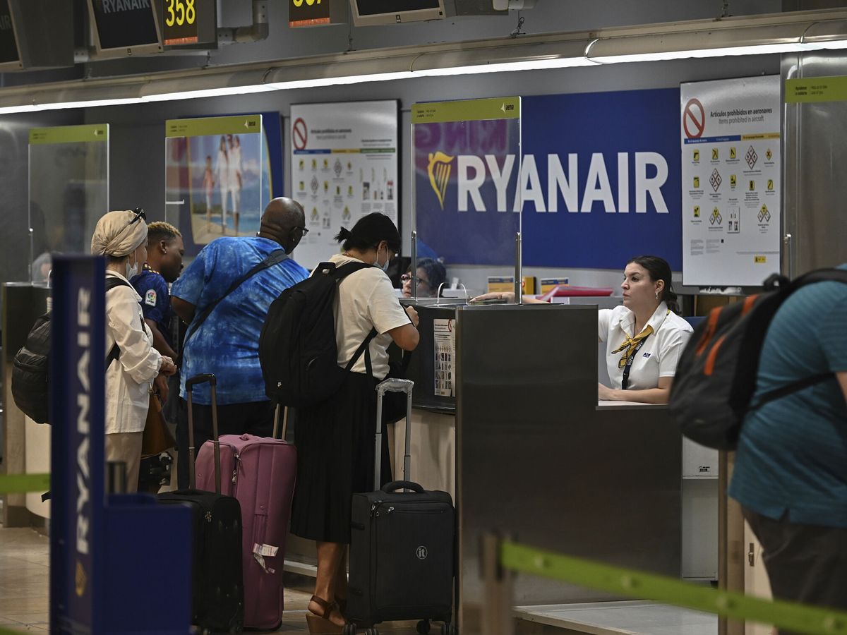 Foto: Imagen de pasajeros facturando maletas mientras continúa la huelga de los tripulantes de cabina de pasajeros en Ryanair. (EFE/Fernando Villar)