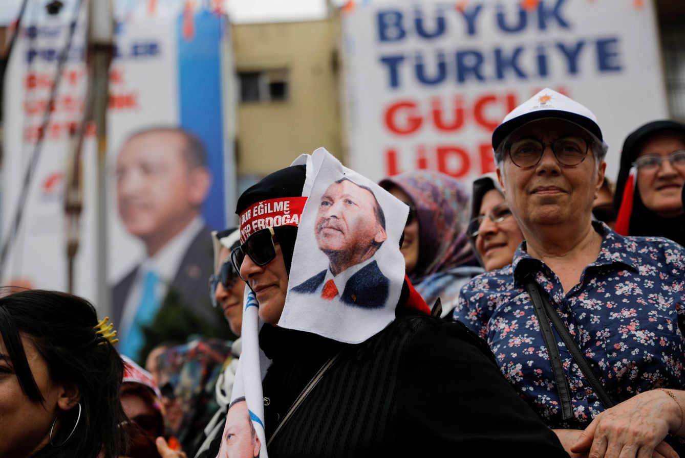 Votantes de Erdogan durante un acto de campaña en Estambul, el 22 de junio de 2018. (Reuters)