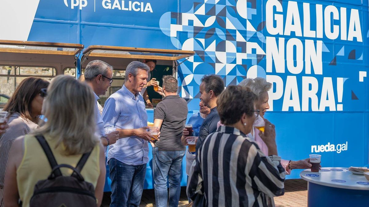 Un autobús y una ruta por la Galicia rural: Rueda sigue el modelo Feijóo y lanza la precampaña