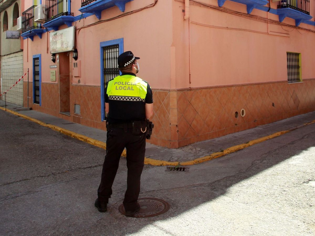 Foto: Un agente de la Policía Local de Cádiz en una fotografía de archivo. (EFE/A.Carrasco Ragel)