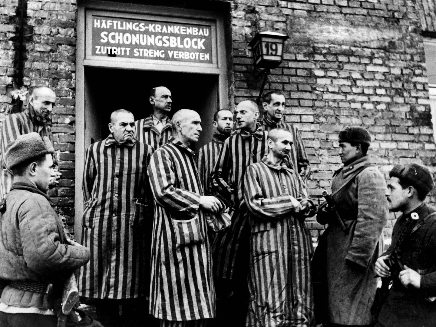 Prisioneros judíos en el campo de concentración de Auschwitz, enero de 1945. Roger Viollet (Cordon Press)