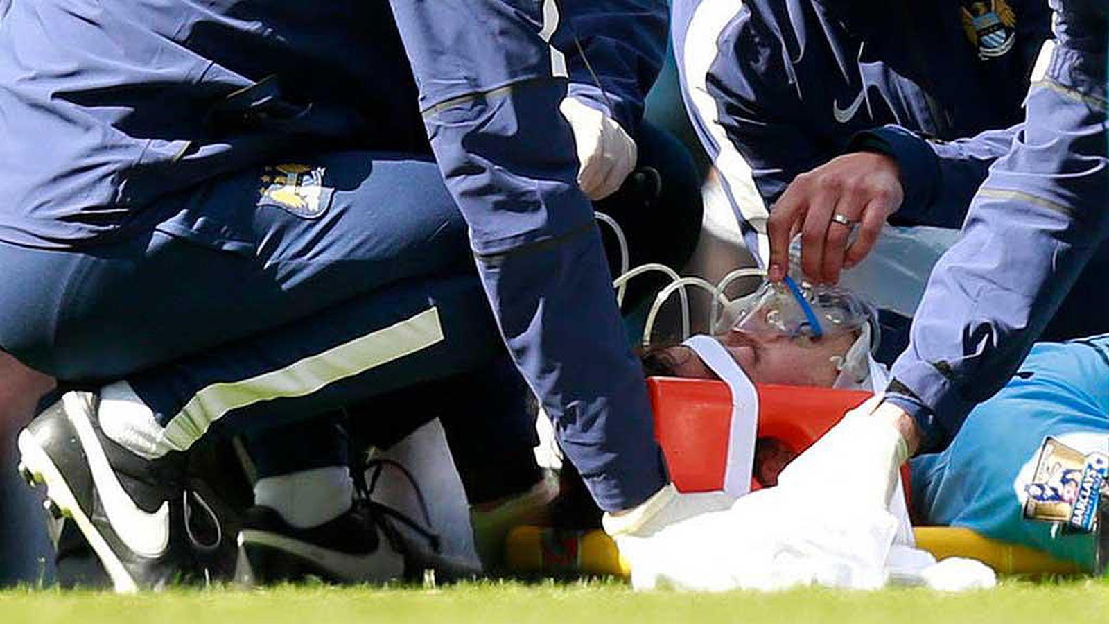 Foto: David Silva, atendido por los servicios médicos del Manchester City.
