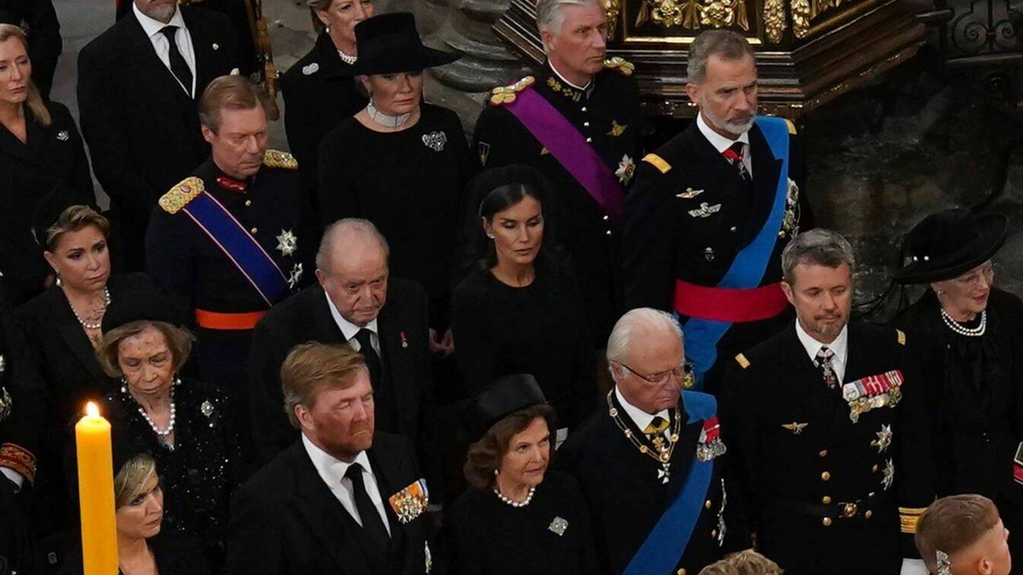 Felipe y Letizia, junto a don Juan Carlos y doña Sofía. (Gtres)