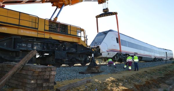 Foto: Una grúa recoge al tren que descarriló en Sevilla. (EFE)