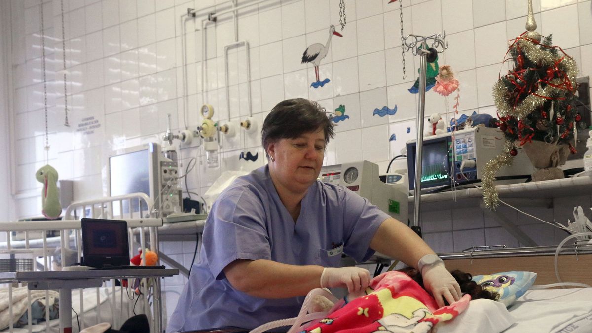 Las 25.000 enfermeras 'fantasma' de Orbán: lecciones del país que rechazó la inmigración