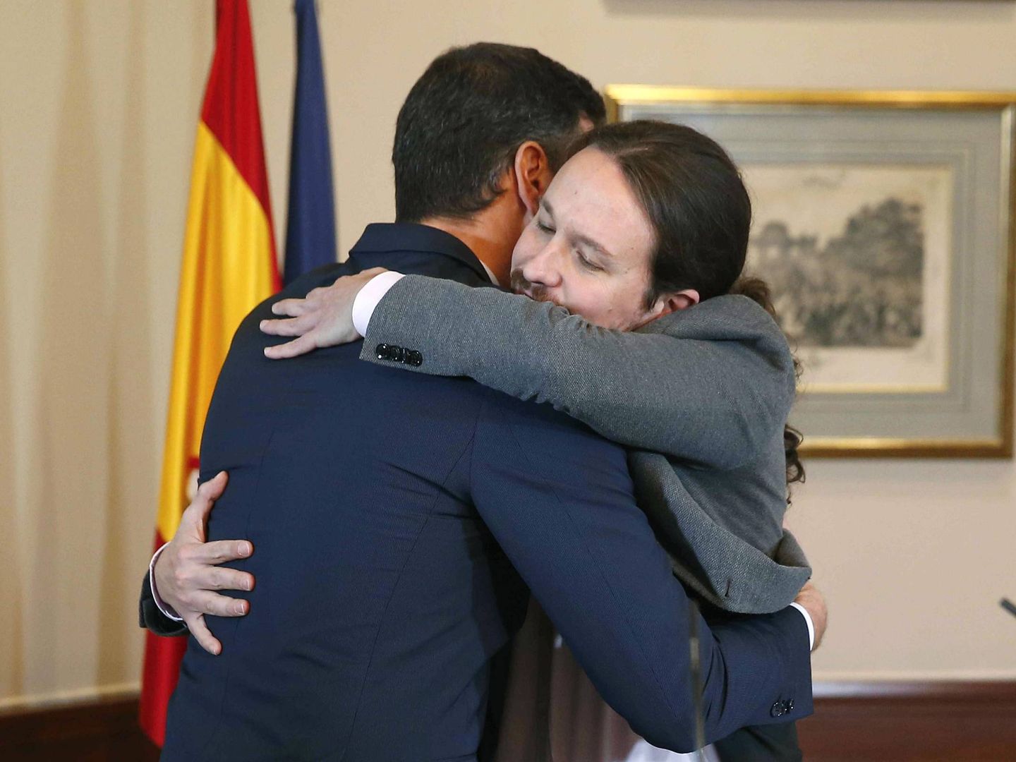 Sánchez e Iglesias se abrazan en el Congreso tras acordar la formación de un Ejecutivo en España. (EFE)