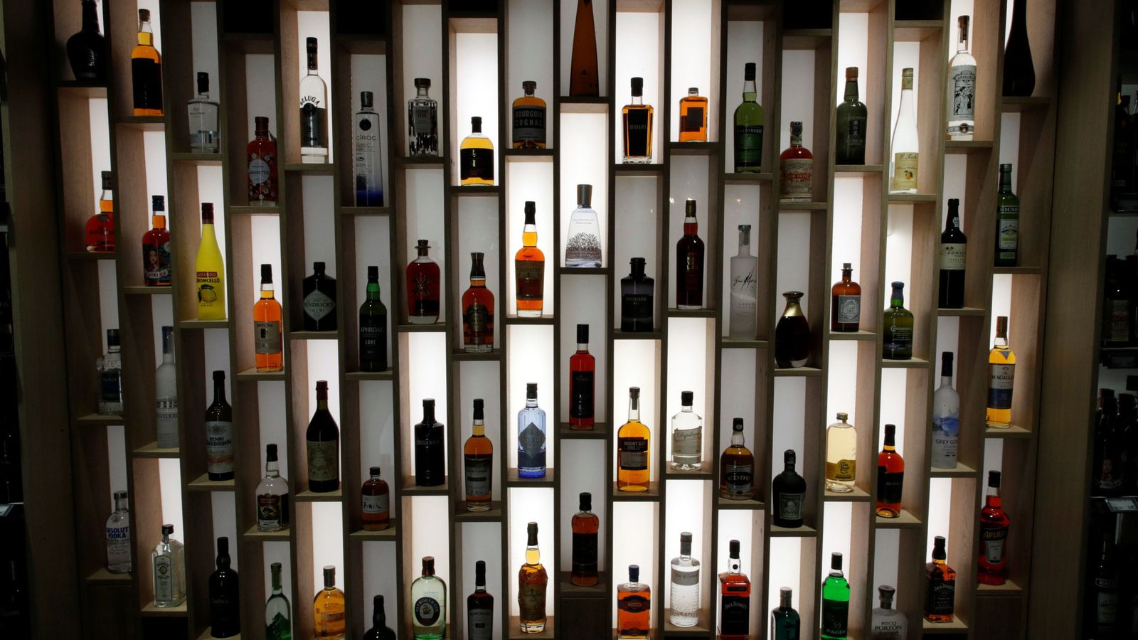 Foto: Bottles of alcohol are put on display inside a high-tech store named "le 4 casino" in paris