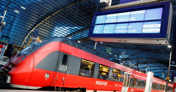 Foto: Un tren en la estación Hauptbahnhof en Berlín, en diciembre de 2018. (Reuters)