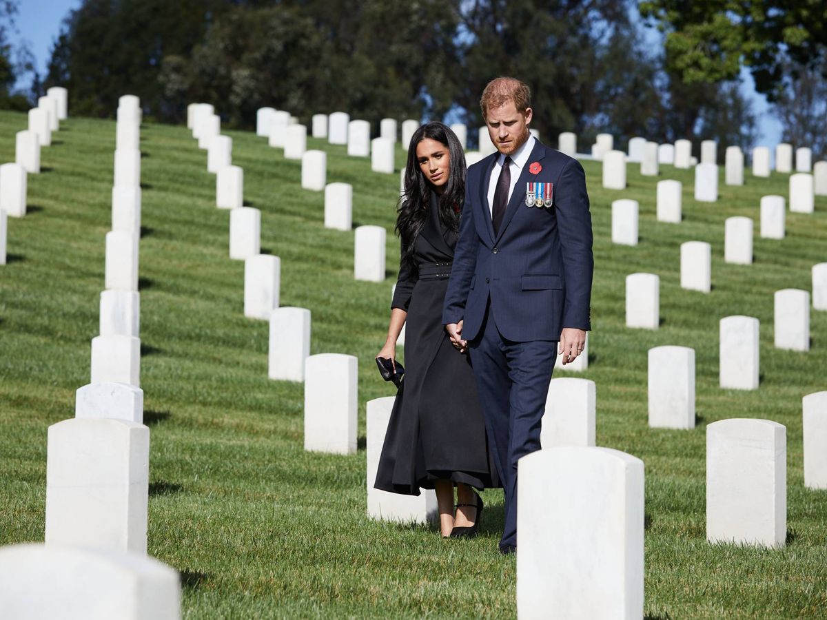 Foto: Meghan y Harry, en el cementerio. (Cordon Press)