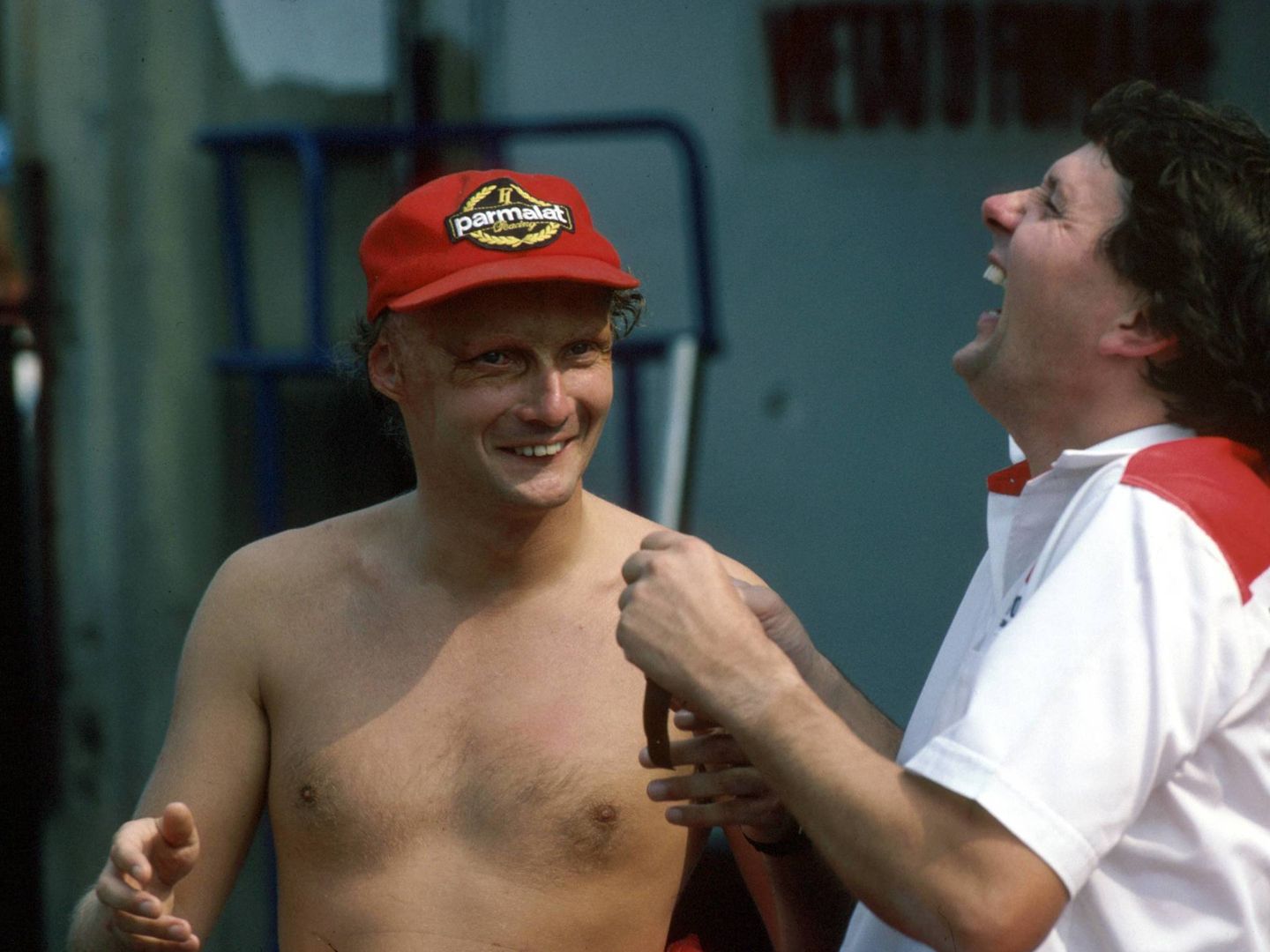 John Barnard (d), se ríe junto a Niki Lauda en 1982. (Imago)
