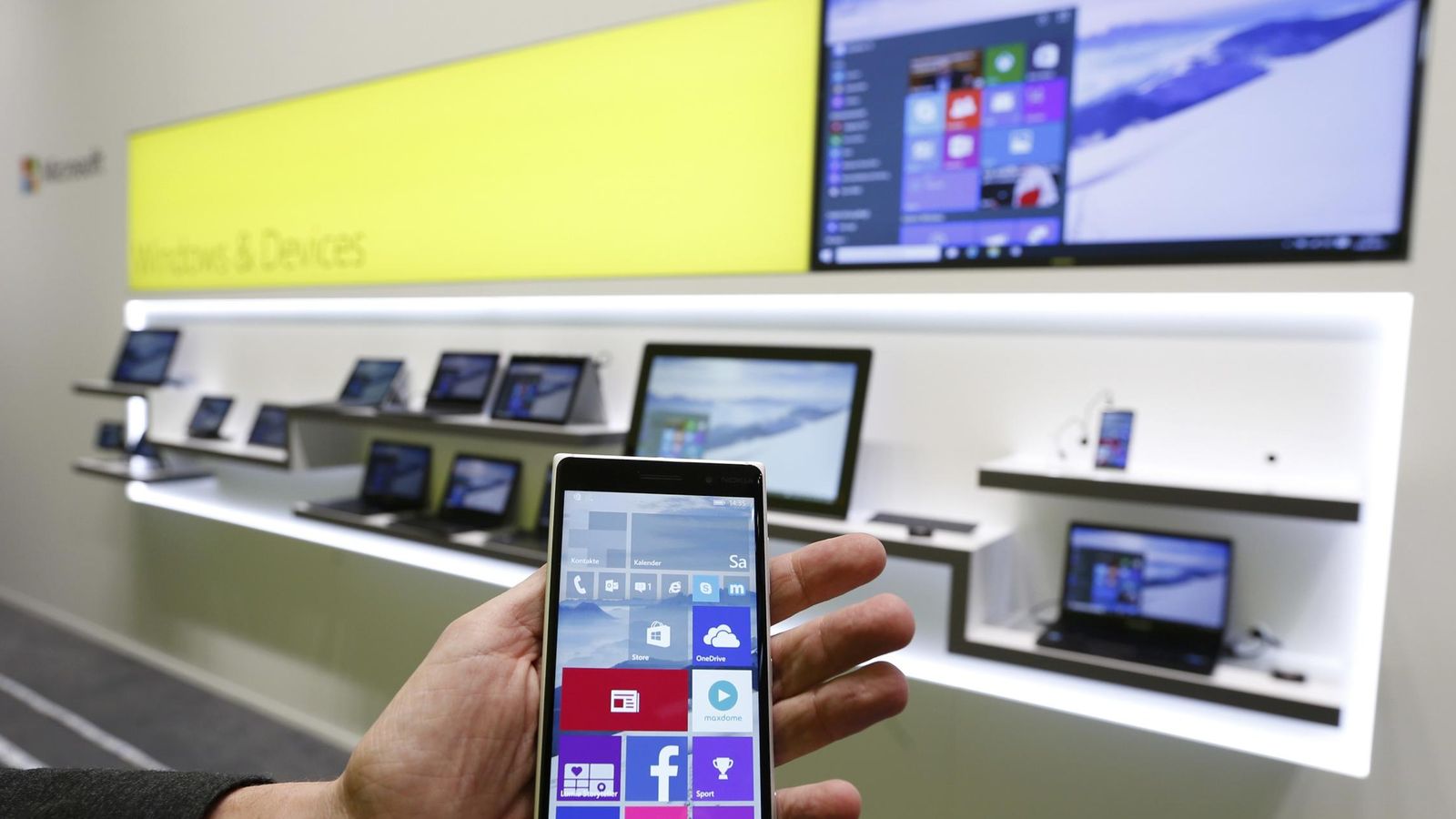 Foto: Un 'smartphone' con Windows 10 para móviles (Foto: REUTERS/Morris Mac Matze)