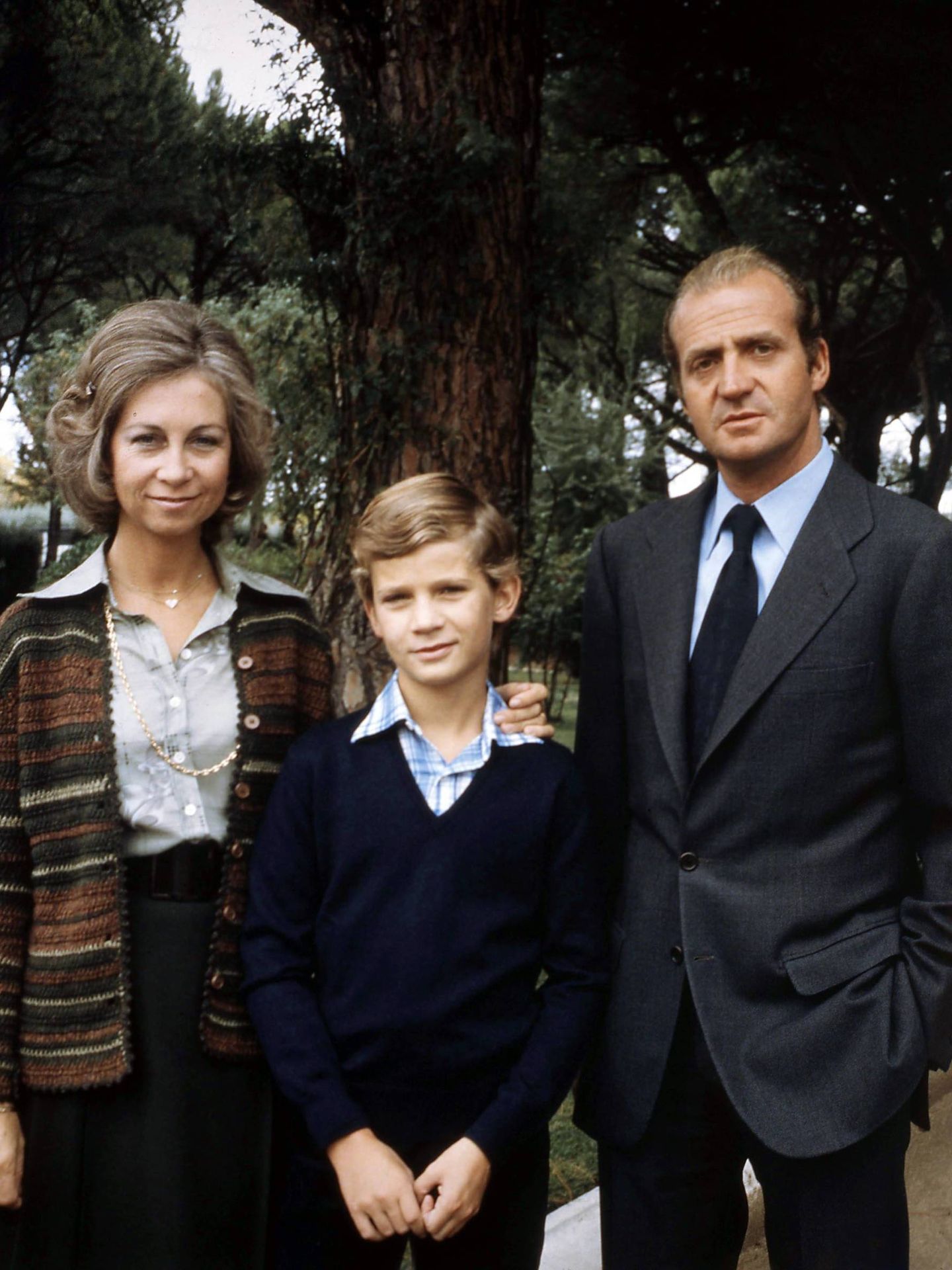 Juan Carlos y Sofía, con el entonces príncipe Felipe. (Cordon Press)