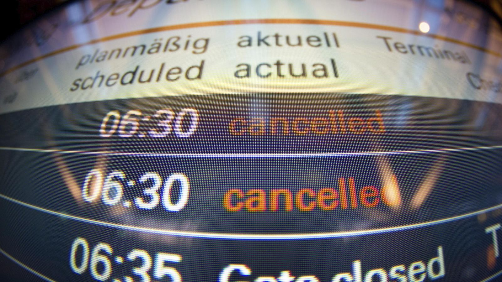 Foto: Una pantalla muestra vuelos de Lufthansa cancelados en el aeropuerto de Hamburgo (Alemania) este miércoles 18 de marzo (EFE)