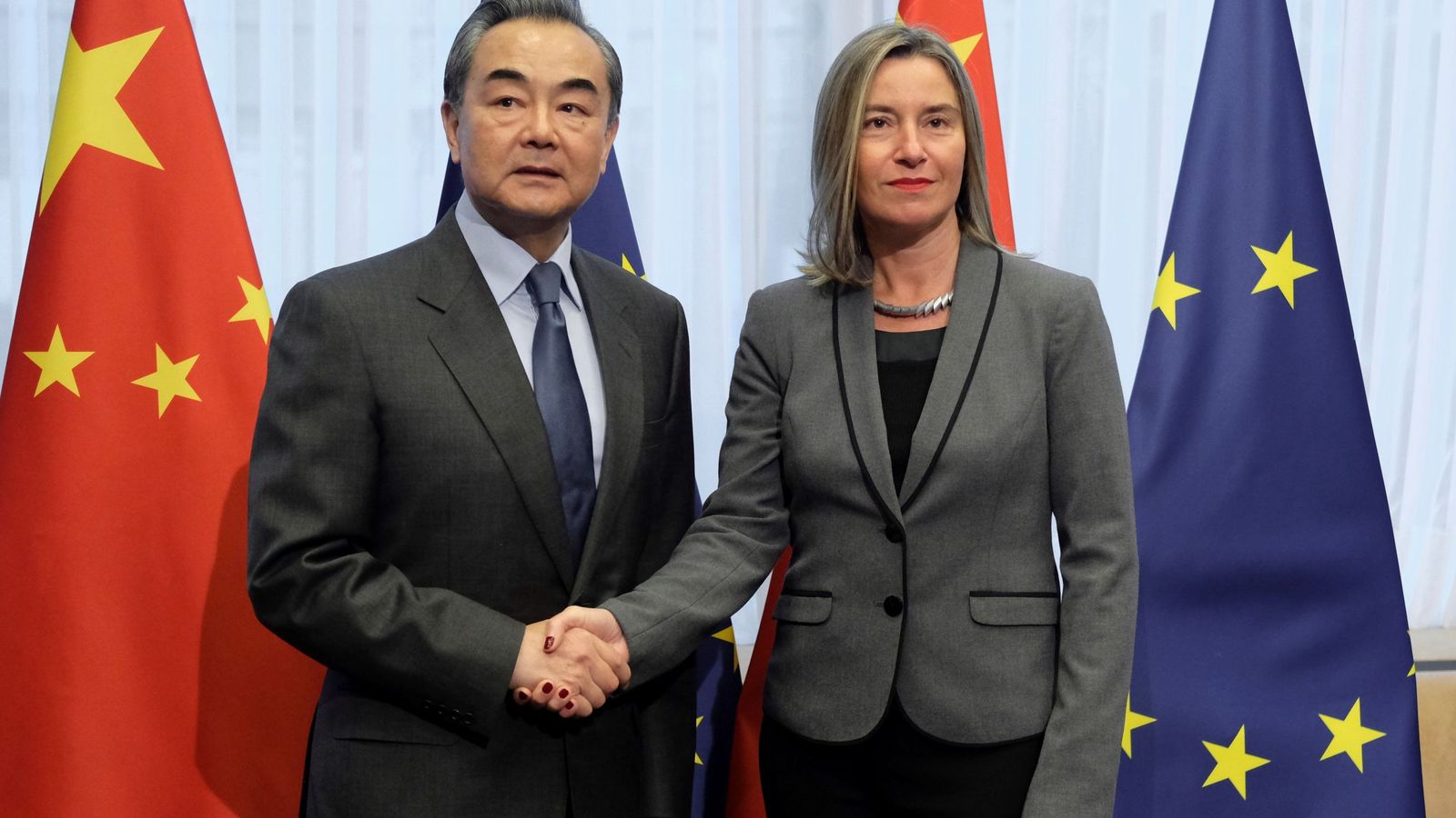 Foto: La jefa de la diplomacia europea, Federica Mogherini (dcha), recibe al ministro de Exteriores chino, Wang Yi (izq). (EFE)