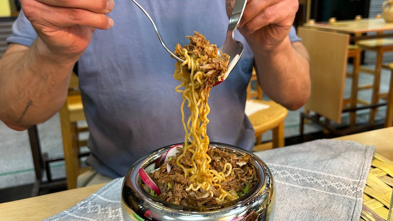 Foto: Birria de res mexicana + ramen de fideos japoneses = birriamen, todo un fenómeno que en España solo sirven en Cutzamala Mex Food. (Cortesía)