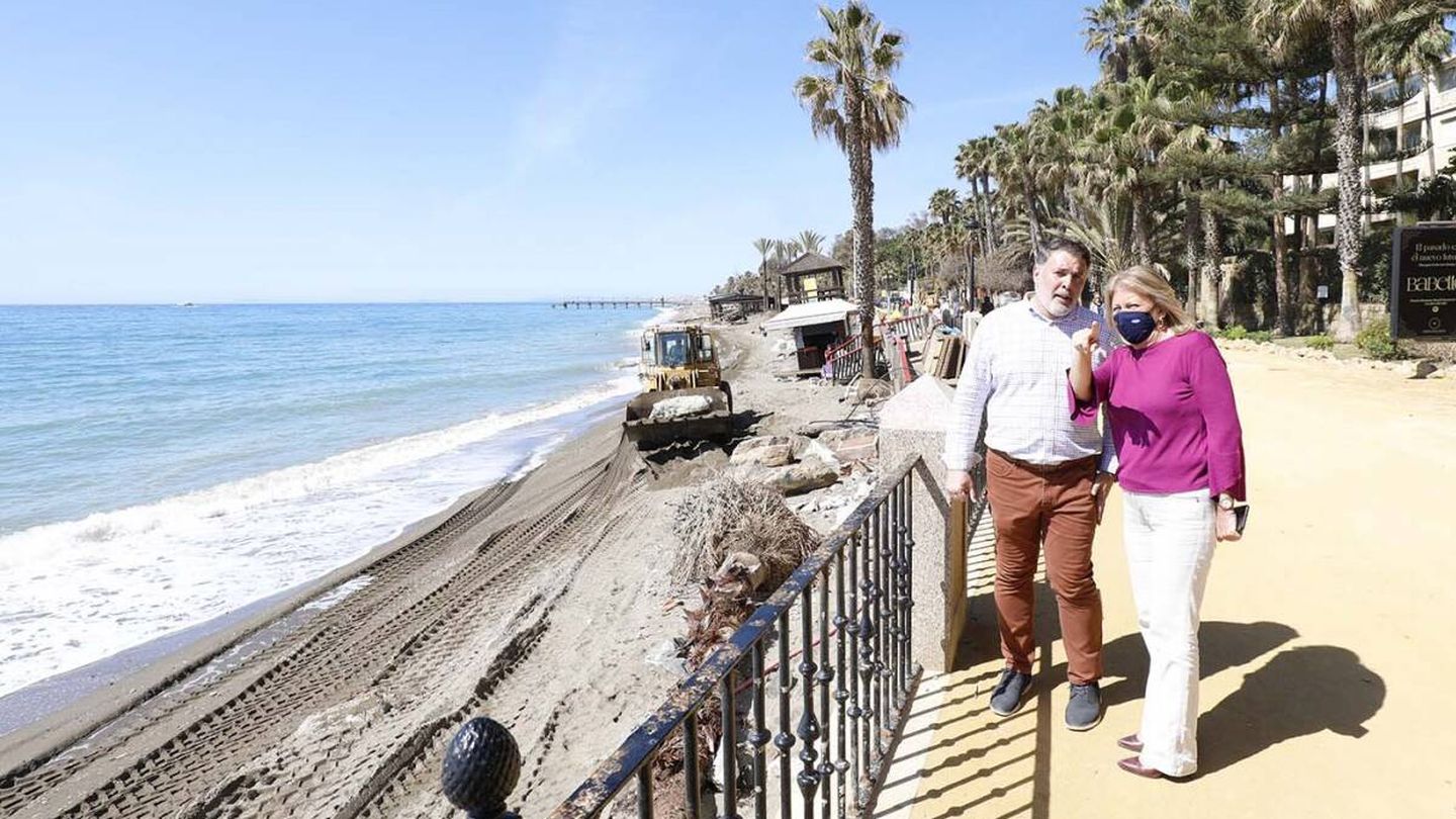 Ángeles Muñoz en una imagen de archivo en la que revisaba los trabajos de recuperación de una playa tras un temporal. (Ayuntamiento de Marbella)