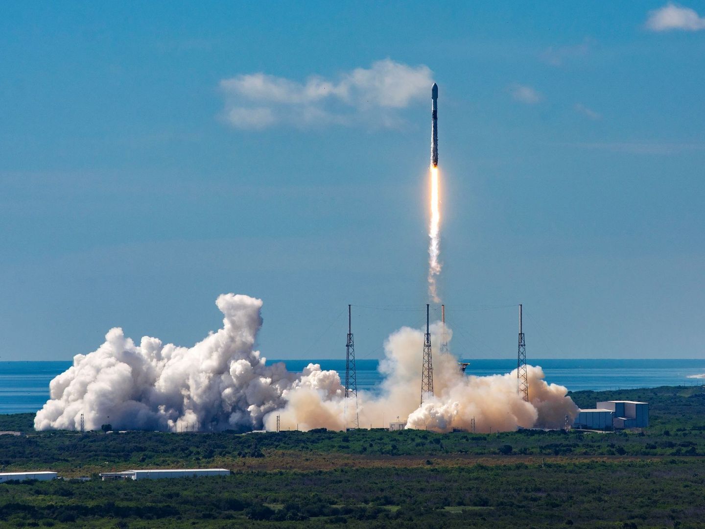 SpaceX lanzando satélites al espacio para crear una red de internet de alta velocidad a nivel global. Foto: EFE Cortesía SpaceX 