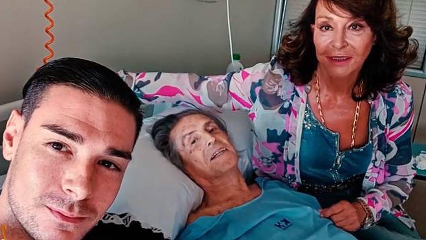 Jaime Ostos en el hospital junto a su mujer y su hijo. (Imagen cedida por la familia al programa 'Socialité')