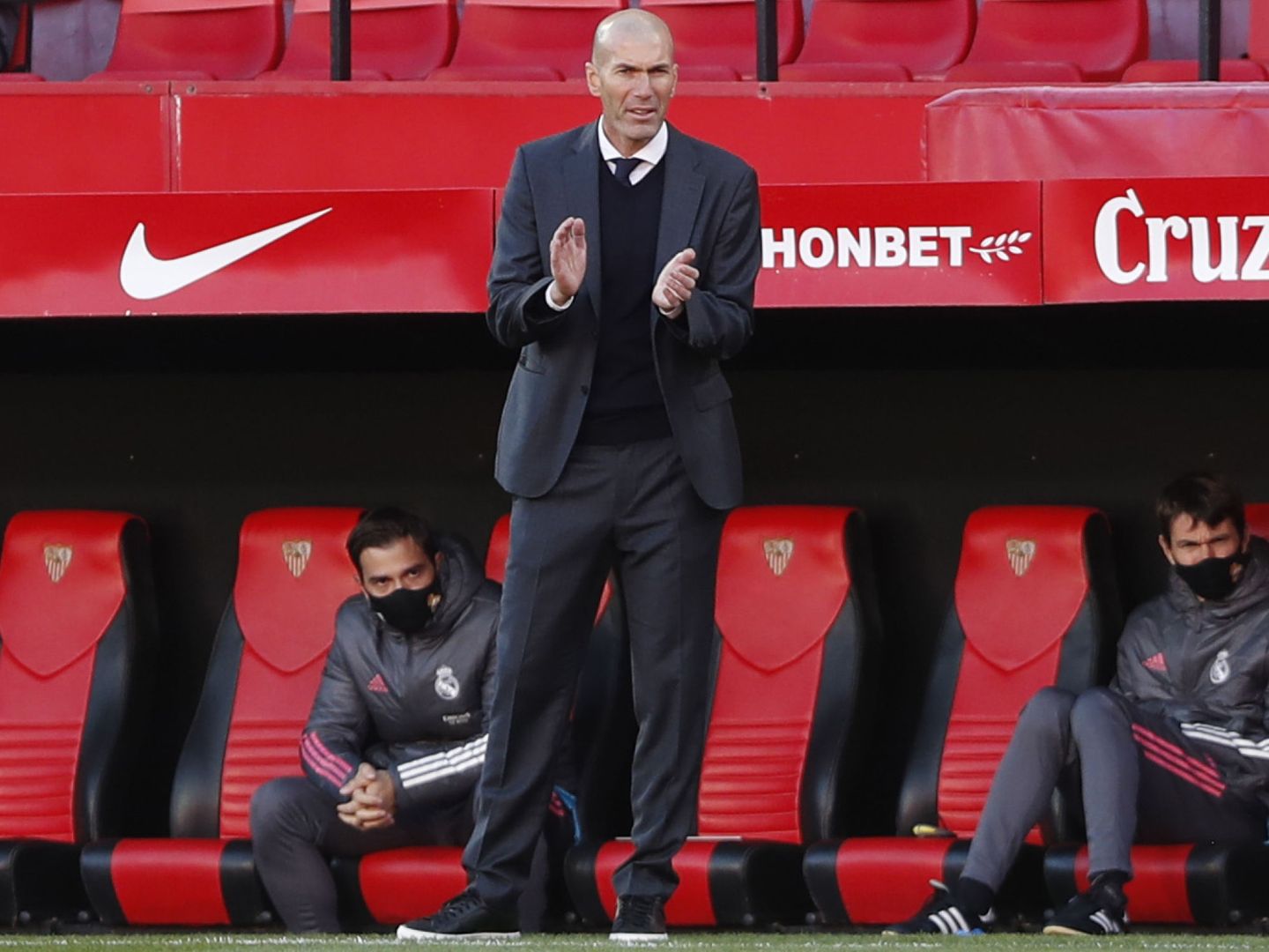 Zidane aplaude a sus futbolistas durante el partido crucial en Sevilla. (Reuters)