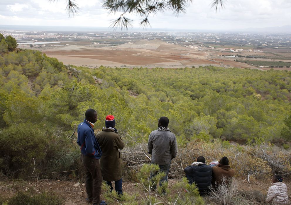 Foto: Inmigrantes subsaharianos cerca de un campamento clandestino en Bolingo, norte de Marruecos (Reuters).